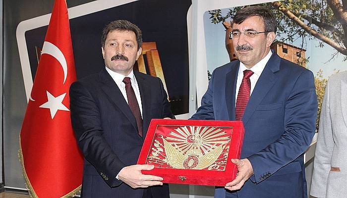 Eski Bakan Yılmaz, Vali Tavlı’yı ziyaret etti