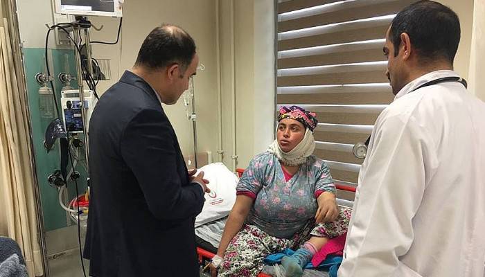 Yaralı depremzedelerle görüştü