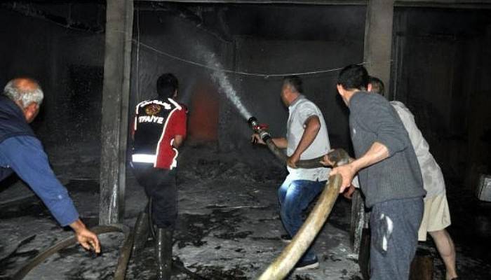 Bayramiç'te İki Depo Yandı, Sahibi Fenalaştı