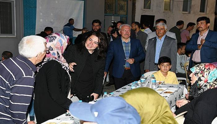 Lapseki’de kalabalık iftar sofrası kuruldu