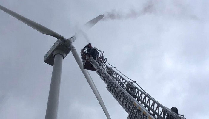 Rüzgar enerji santraline yıldırım düştü, pervanesi alev aldı (VİDEO)