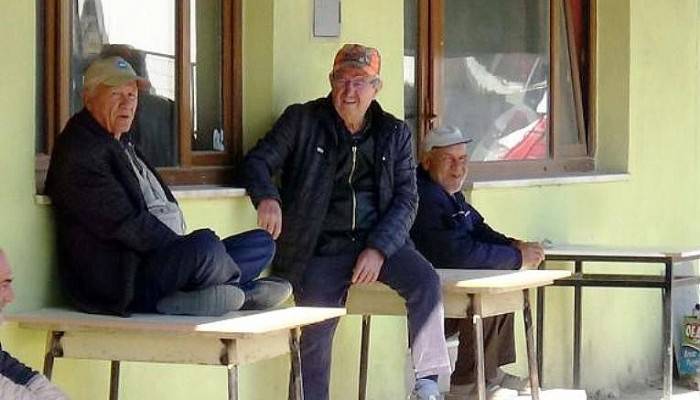 KAPALI KAHVEHANEDE MASALARIN ÜZERİNE OTURDULAR, SAHİLDE ÇADIR KURDULAR