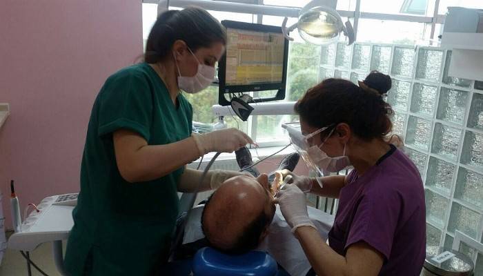 Ağız ve diş sağlığı merkezine periodontoloji uzmanı