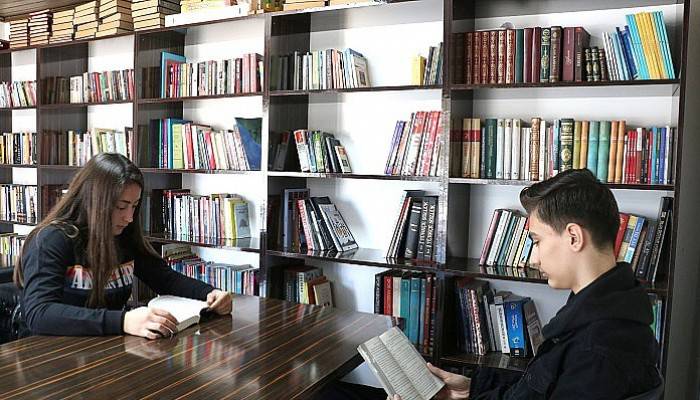 Bakkal dükkanını kütüphaneye çevirdi