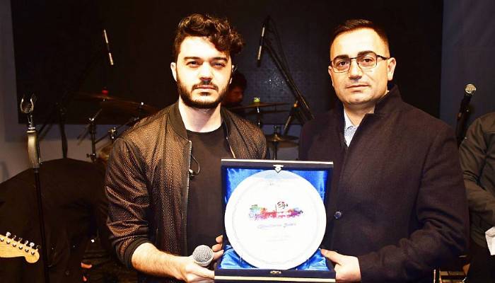 İLYAS YALÇINTAŞ, BİGA’DA KONSER VERDİ