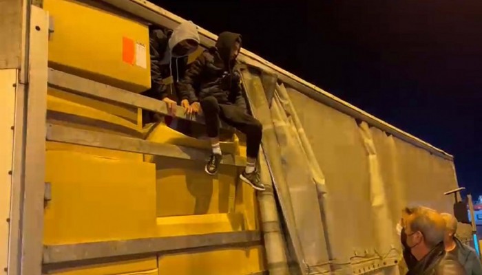 Kaçak göçmenler, gizlice bindikleri TIR dorsesinde yakalandı (VİDEO)