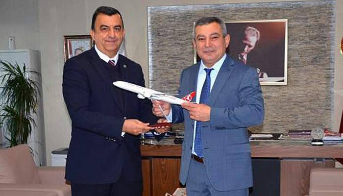 Rektöre uçak hediye etti
