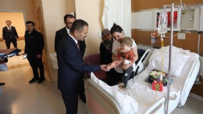 Vali İlhami Aktaş, 23 Nisan'da Hastanede Yatan Çocukların Yanında