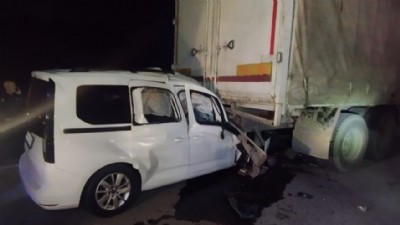 Kamyonun altına giren aracın sürücüsü öldü