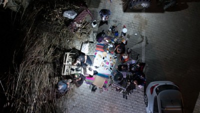 Depreme yakalanan vatandaşlar geceyi dışarıda geçiriyor