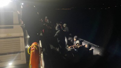 Çanakkale’de arızalanan lastik bot içinde sürüklenen 32 kaçak göçmen kurtarıldı  