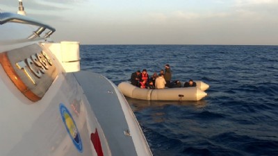 Türk karasularına geri itilen 14 kaçak göçmen Çanakkale’de kurtarıldı 