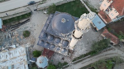 Binalar yıkıldı, cami minareleri düştü 