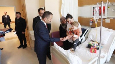 Vali Aktaş, hastanede yatan çocukların 23 Nisan sevincine ortak oldu
