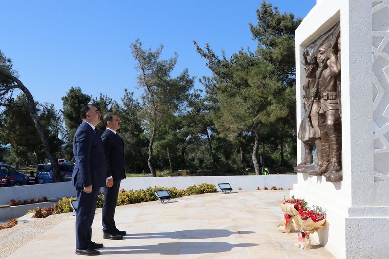Azerbaycan'ın Ankara Büyükelçisi Reşad Memmedov, Gelibolu Yarımadası'ndaki Azerbaycan Anıtı'nı ziyaret etti
