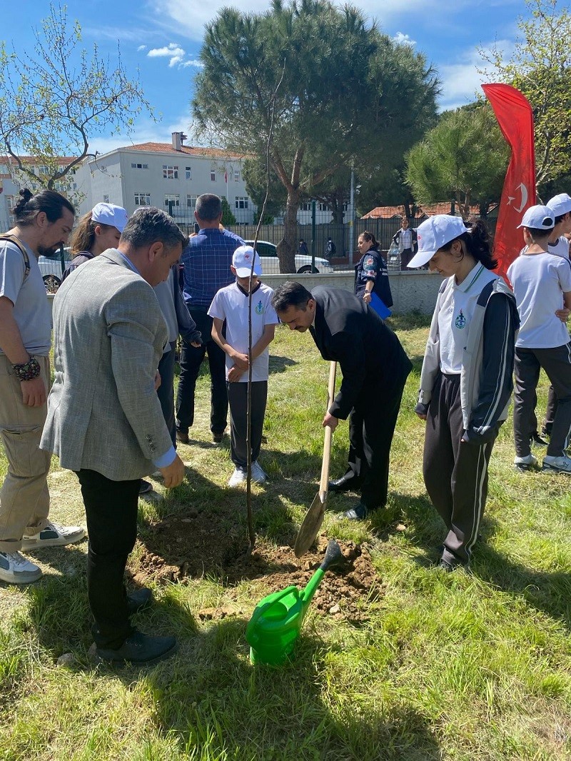 Çanakkale Valisi Aktaş Öğrencilerle Meyve Fidanı Dikti