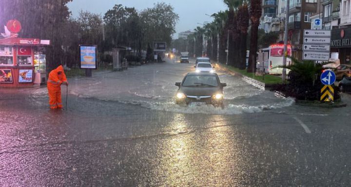 Çanakkale’de sağanak yağış hayatı olumsuz etkiledi. Meteoroloji Genel Müdürlüğü’nün dün Çanakkale için sarı kodlu uyarıda bulunmasının ardından sabah saat 08.00 itibariyle sağanak yağış başladı