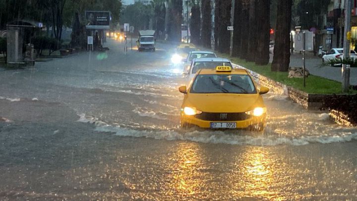 Çanakkale’de sağanak yağış hayatı olumsuz etkiledi. Meteoroloji Genel Müdürlüğü’nün dün Çanakkale için sarı kodlu uyarıda bulunmasının ardından sabah saat 08.00 itibariyle sağanak yağış başladı
