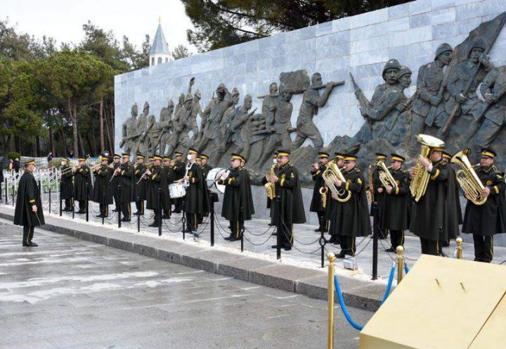 Çanakkkale Deniz Zaferi'nin 106'ncı yıl dönümü ve 18 Mart Şehitleri Anma Günü nedeniyle Tarihi Gelibolu Yarımadası'ndaki Şehitler Abidesi'nde tören düzenlendi. 