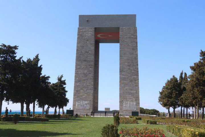 Çanakkkale Deniz Zaferi'nin 106'ncı yıl dönümü ve 18 Mart Şehitleri Anma Günü nedeniyle Tarihi Gelibolu Yarımadası'ndaki Şehitler Abidesi'nde tören düzenlendi. 