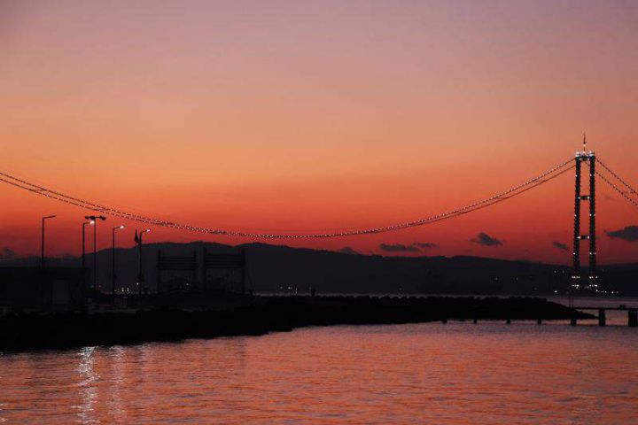 915 ÇANAKKALE Köprüsü, ana halatlarının çekilmesi sırasında çalışma platformu olarak kullanılacak olan 4 bin 330 metre uzunluğundaki kedi yolu ışıklandırıldı.