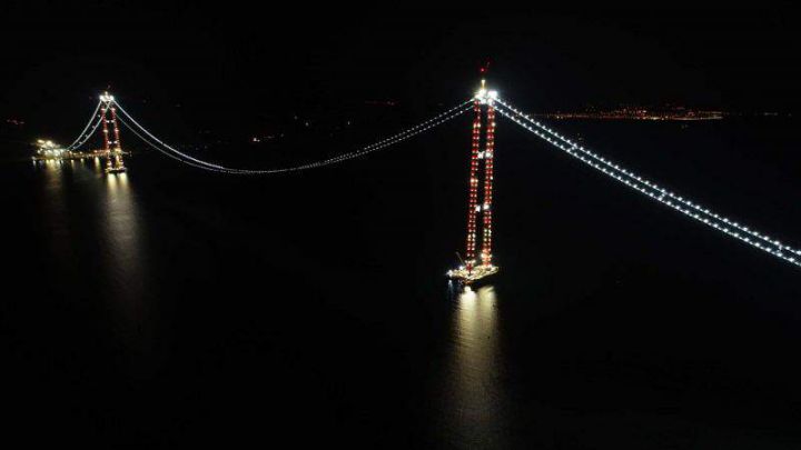 915 ÇANAKKALE Köprüsü, ana halatlarının çekilmesi sırasında çalışma platformu olarak kullanılacak olan 4 bin 330 metre uzunluğundaki kedi yolu ışıklandırıldı.