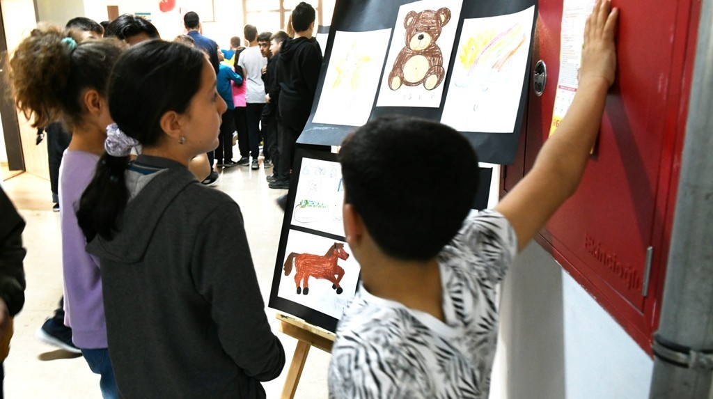 Lapseki'de otizmli öğrencinin resimleri okulunda sergileniyor 