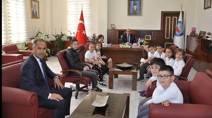 KAYMAKAM MUSTAFA CAN’A ÖĞRENCİLERDEN 23 NİSAN ZİYARETİ 