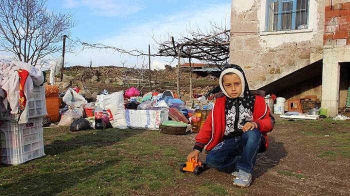 Deprem bölgesinde çocuk olmak...Tek istekleri oyuncak