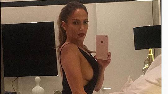 Jennifer Lopez'den Kardashian pozu