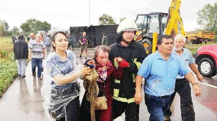 BİGA'DA YOLCU OTOBÜSÜ DEVRİLDİ: 1 ÖLÜ, 28 YARALI