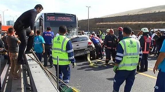 Metrobüs yolunda feci kaza..İşte ilk görüntüler