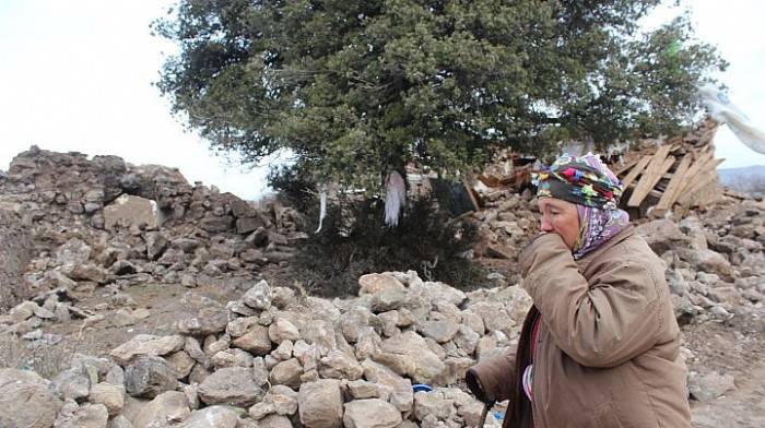 Yaşlı kadın Çanakkale'deki deprem anını gözyaşları içinde anlattı