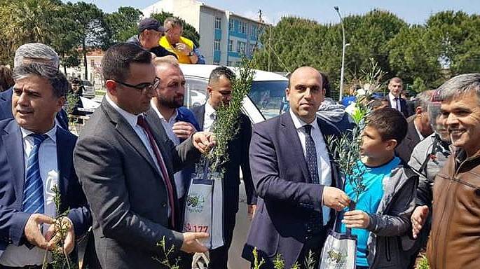 BİGA’DA VATANDAŞLARA 15 BİN FİDAN DAĞITILDI