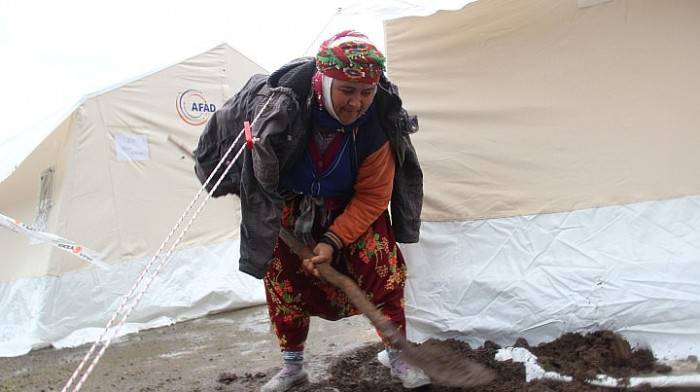 Deprem bölgesinde yağış başladı 