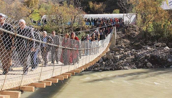 Zap Suyu üzerindeki asma köprüden gelin geçti