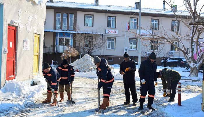 Lapseki'de kar temizleme çalışmaları
