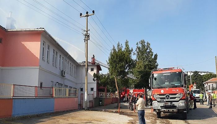Okulun çatısı kül oldu