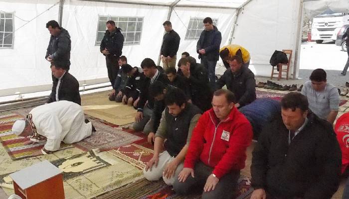  Deprem bölgesinde çadırda cuma namazı