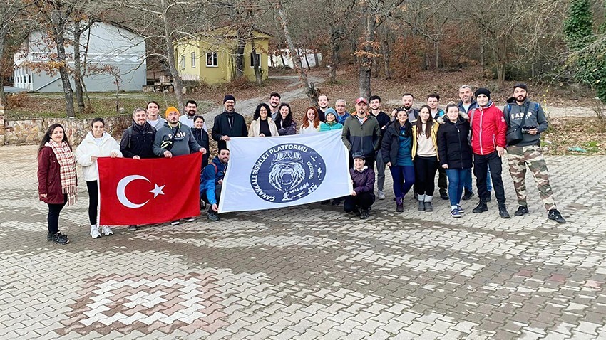 Önce yürüdüler sonra açık termal havuzda yüzdüler