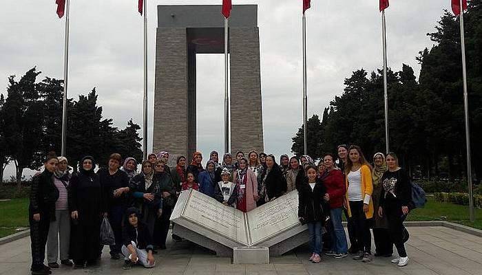 Ayvacık Ak Parti Kadın Kollarından Şehitlik Ziyareti