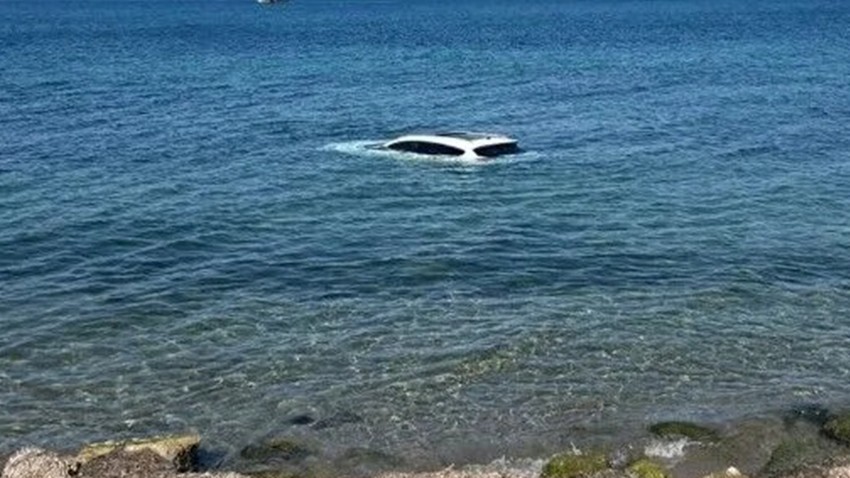 El Freni Çekilmeyen Otomobil Denize Uçtu