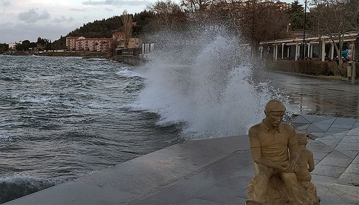 Çanakkale'de lodos fırtınası etkili oluyor (VİDEO)