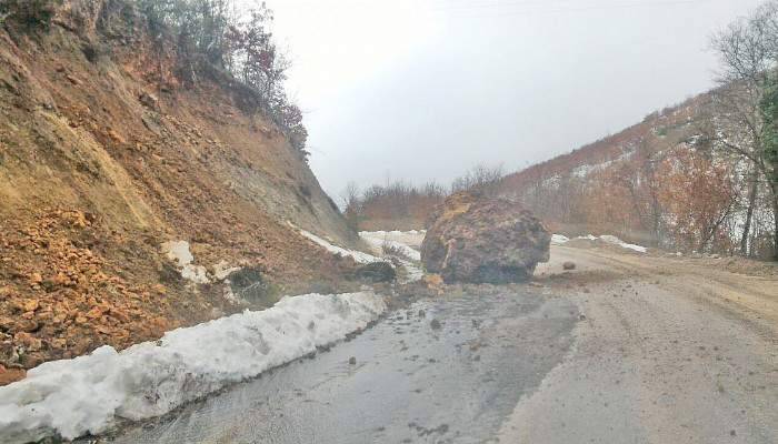 Biga'da dev kayalar yola düştü