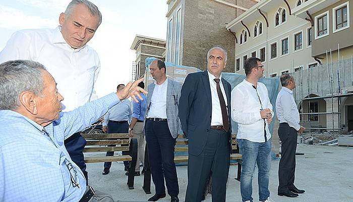 5 okul yaptırdı, 4 de lise yaptırıyor