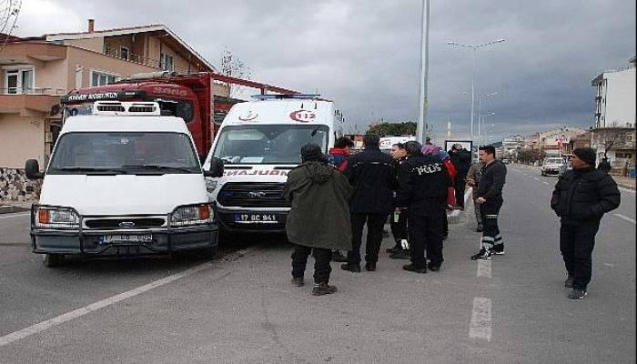 Çanakkale'de minibüs ambulansa çarptı