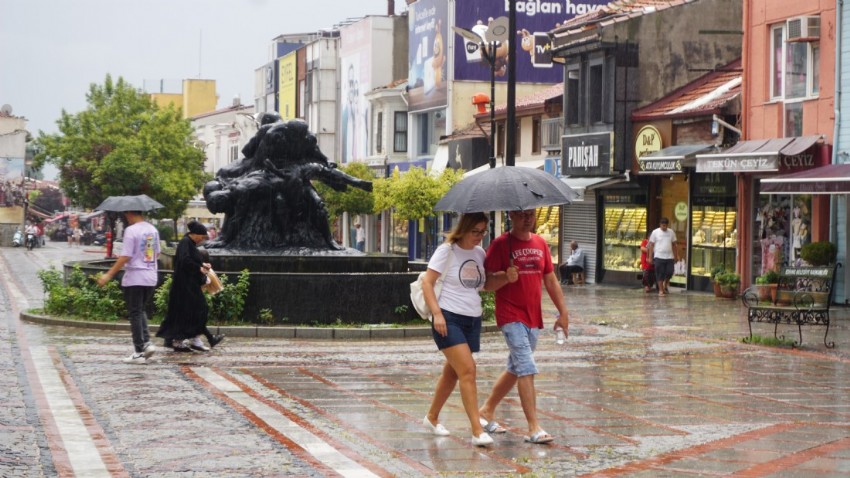 Edirne'de kavurucu sıcak yerini yağmura bıraktı
