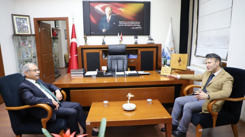 Gelibolu’ da AK Parti ve CHP Belediye Başkan Adayları Bir Araya Geldi