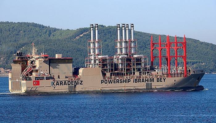 Yüzen enerji gemisi Çanakkale Boğazı'ndan geçti (VİDEO)