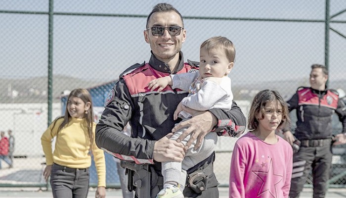 Yunus Timleri Güvenliğini Sağladıkları Konteyner Kentteki Çocuklarla Oyunlar Oynuyor